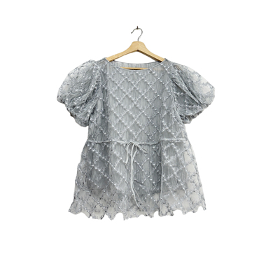 圣迪折扣女装 夏季时尚灰色调立体刺绣系带收腰显瘦泡泡袖上衣