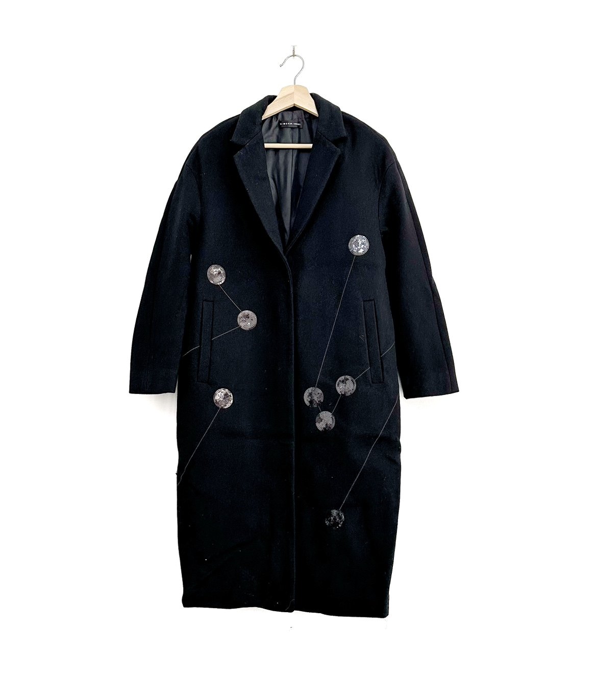 圣迪折扣女装 秋冬黑色现代摩登光泽亮片装饰平驳领长款毛呢大衣