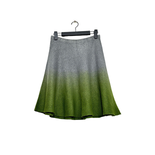 圣迪折扣女装 秋冬灰绿渐变晕染A廓波浪摆松紧腰针织短裙