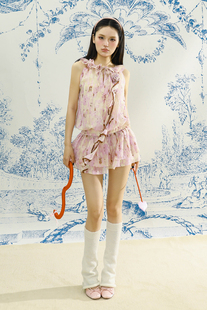 LOCALMANSION原创设计“烟雾玫瑰“无袖挂脖褶皱感上衣+蛋糕裙套