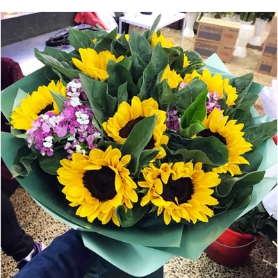 邵阳双清区青龙桥大汉步行街友阿国际鲜花店七夕节配送玫瑰花束