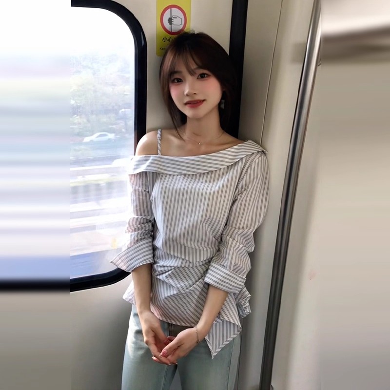 2025新款灰白条纹斜肩长袖衬衫女秋季露肩设计感小众宽松衬衣上衣