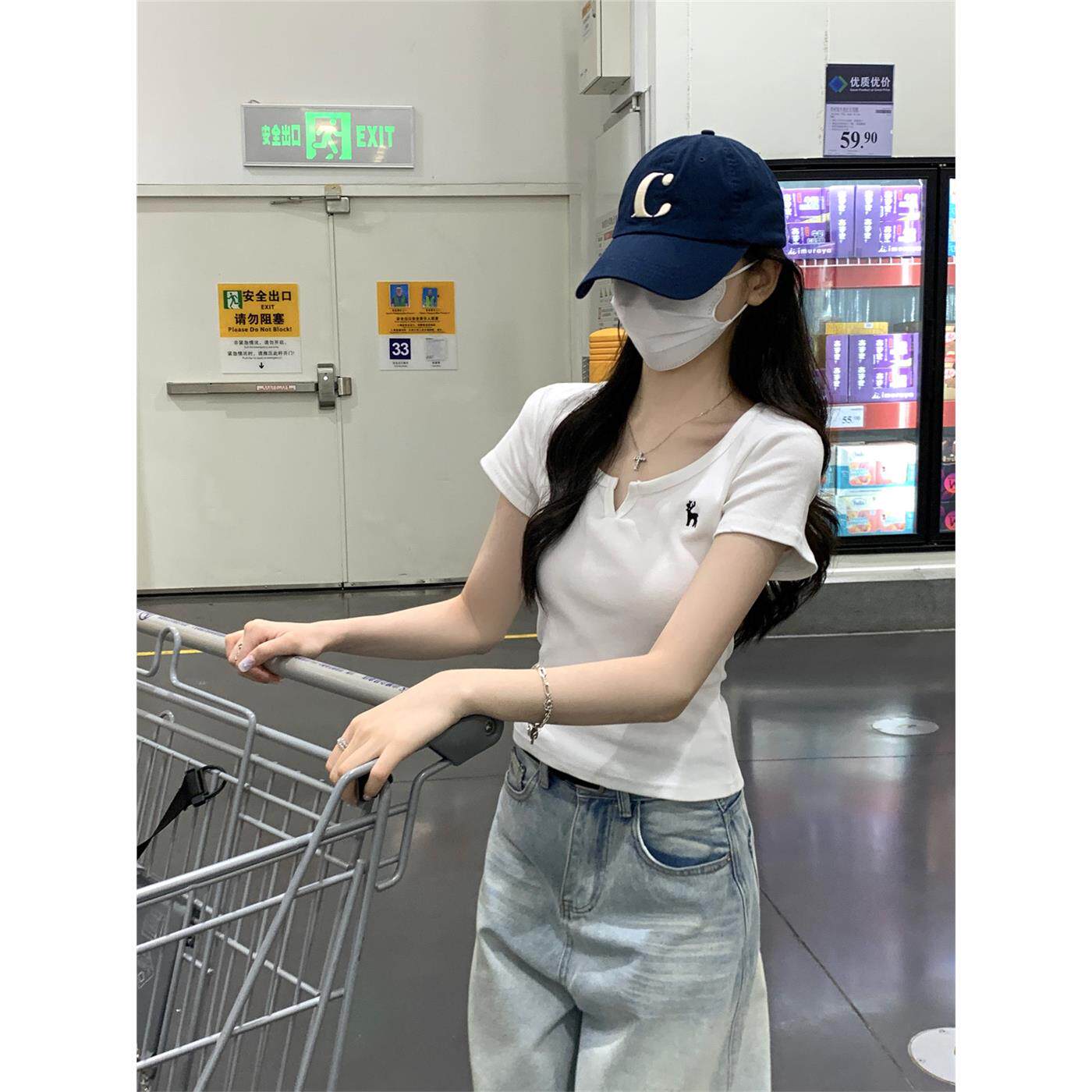 2025夏装新款正肩V领白色短袖T恤女独特漂亮超好看小衫短款上衣