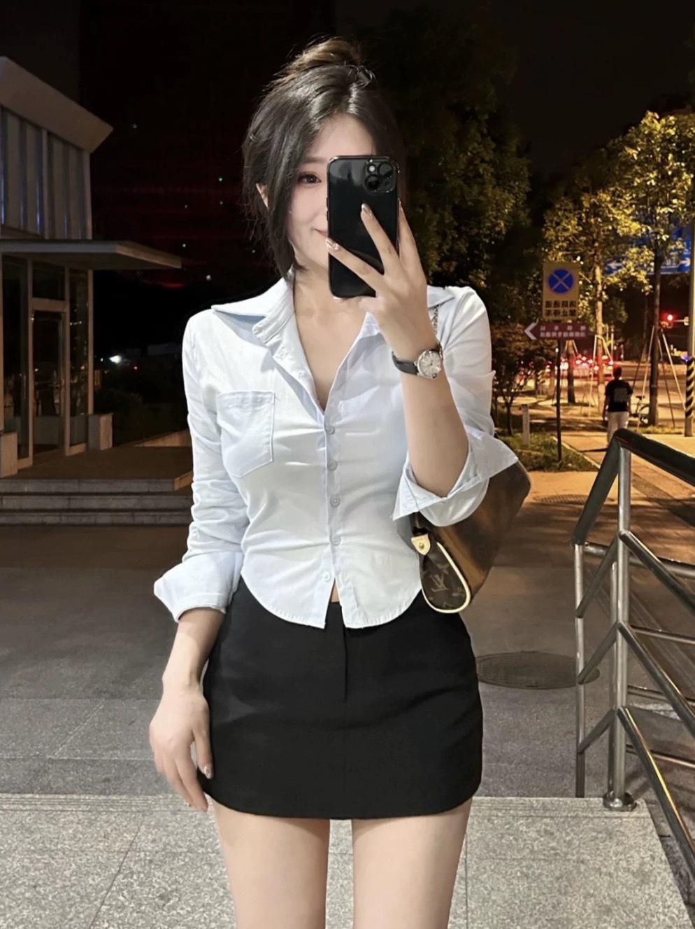 纯欲风收腰白色衬衫女新款辣妹气质短款衬衣设计感小众修身上衣秋