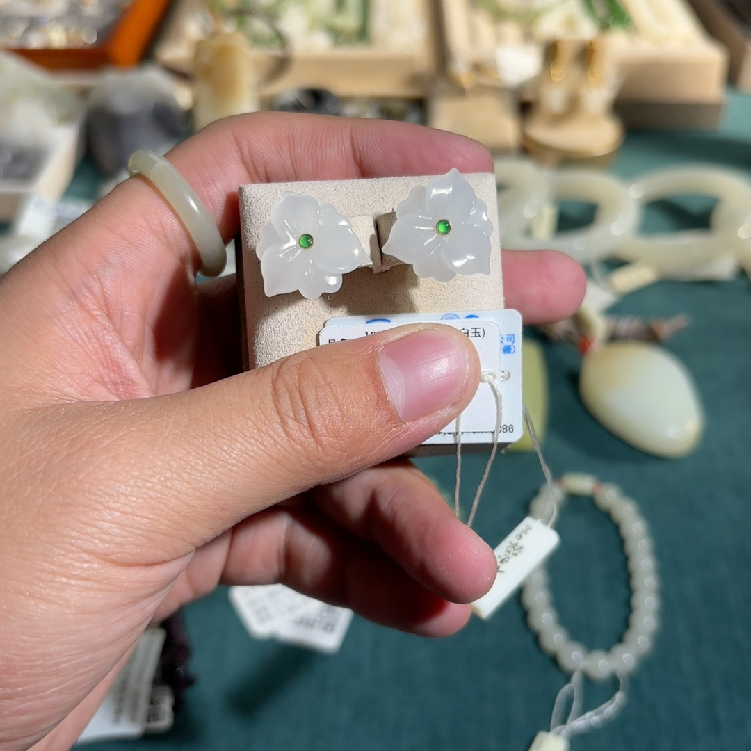 18K金和田玉（羊脂白玉）耳钉,珠宝/钻石/翡翠,其他,淘宝优惠券,粉丝福利购,淘宝优惠卷