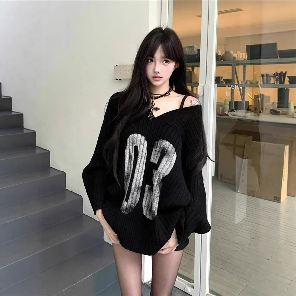 2026新款美式复古辣妹黑色露肩V领毛衣女宽松慵懒风针织外套