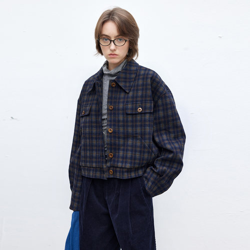 工装风翻领短箱型休闲夹克女