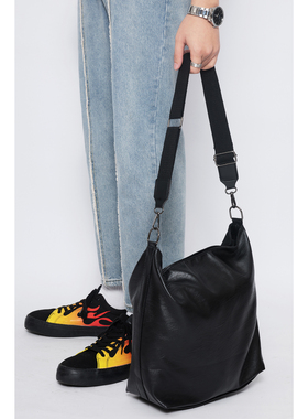 ZJ原创 百搭手提式黑色质感pu皮包单肩潮流包包大容量斜挎包情侣