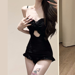 世可儿黑色钻链玫瑰三角连体泳衣女2025新爆显瘦遮肚度假风泡温泉