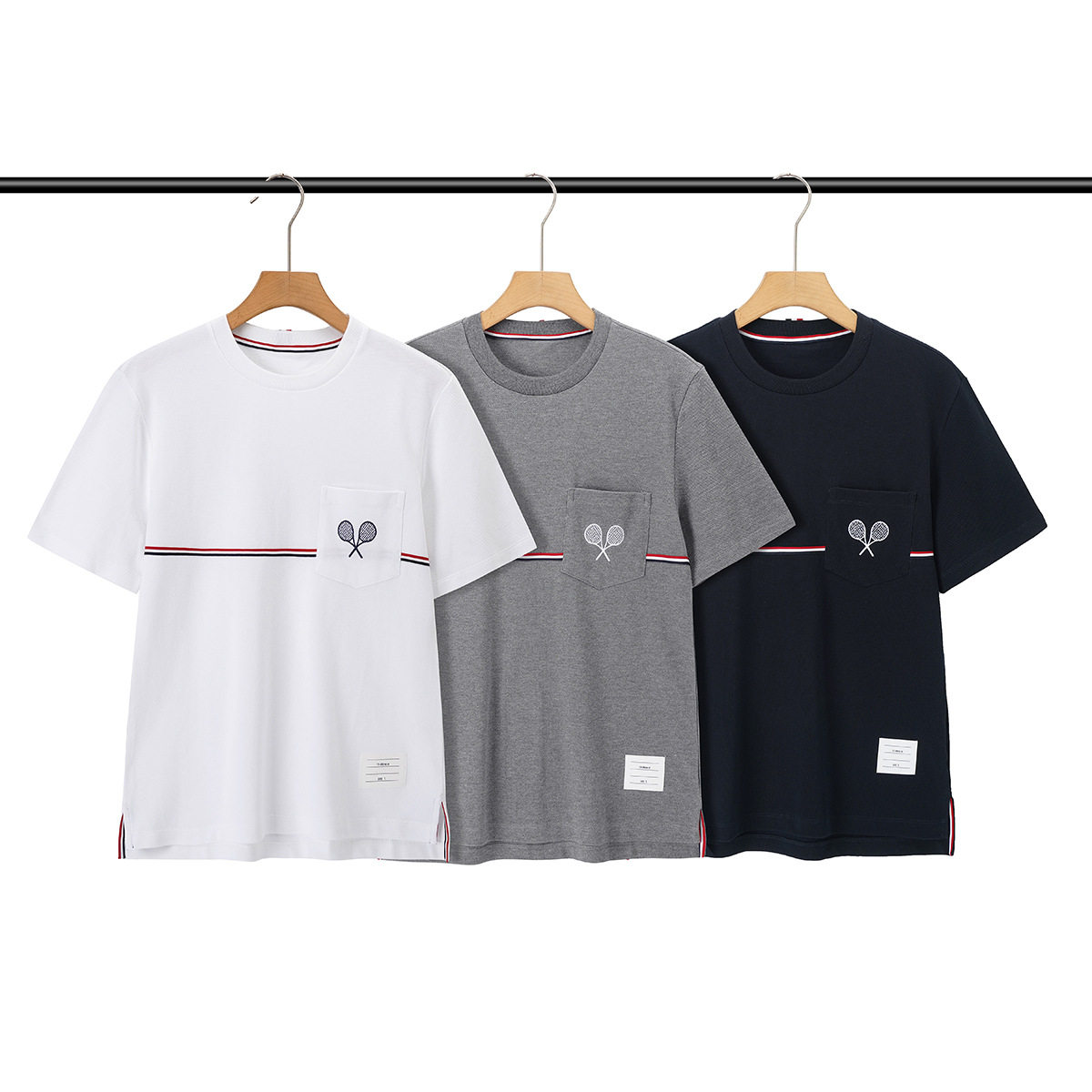 轻奢学院风珠地棉圆领T恤口袋网球拍刺绣红白蓝条纹开叉短袖