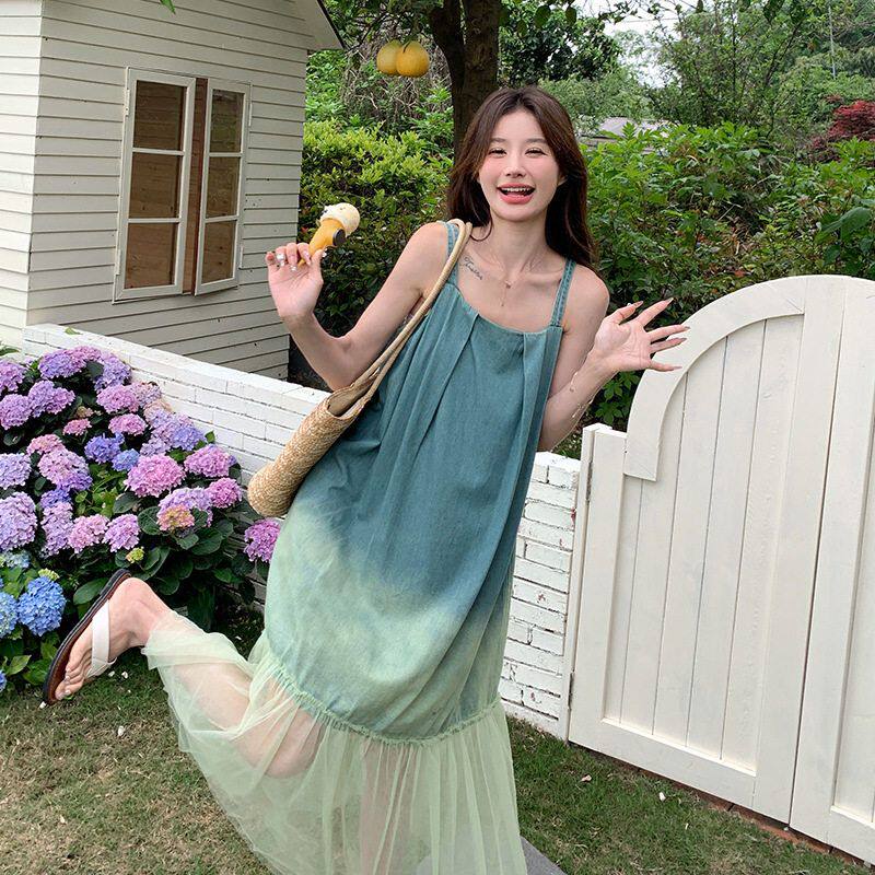 蓝色网纱拼接渐变牛仔吊带裙女中长款2025夏度假风褶皱显瘦连衣裙