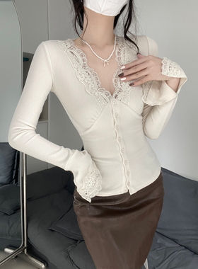 纯欲辣妹蕾丝花边V领纽扣饰长袖修身T恤磨毛坑条针织打底衫上衣女