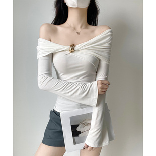 新款 纯欲性感设计款 T恤秋季 修身 内搭外穿上衣潮 扭结斜领露肩长袖