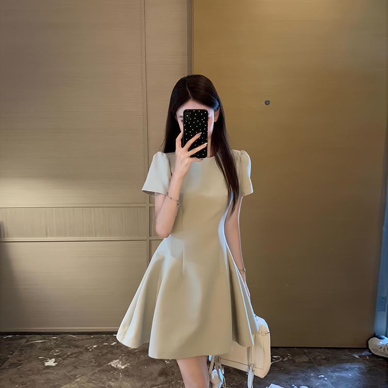绿色短袖连衣裙子女夏季2025新款法式小个子高级感礼服裙收腰短裙