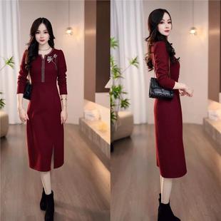 连衣裙2025新款今年流行爆款冬酒红色小V领精致浮花设计优雅显瘦