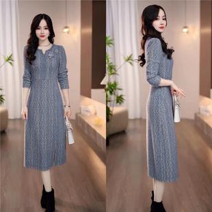 连衣裙2025新款今年流行爆款冬季雾蓝色V领精致浮花优雅大气显瘦