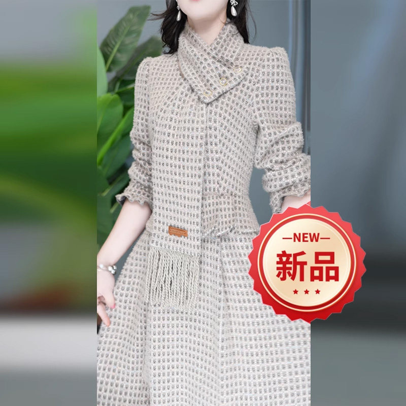 梦莎姿立领连衣裙女秋冬2025新款好看减龄轻奢风搭配围巾中长裙子