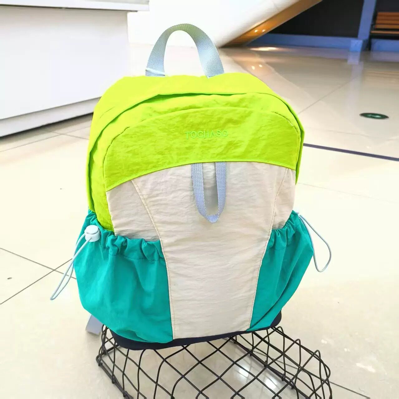 撞色双肩背包男女通用大容量轻便户外休闲旅游外出研学双肩背包图片