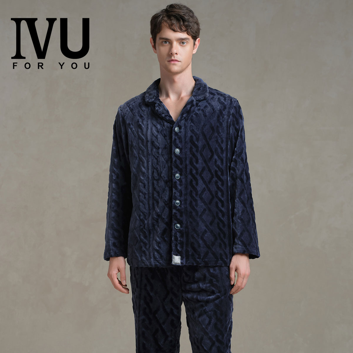安莉芳旗下IVU男士法兰绒剪花翻领加厚睡衣简约家居服套装ULY0204