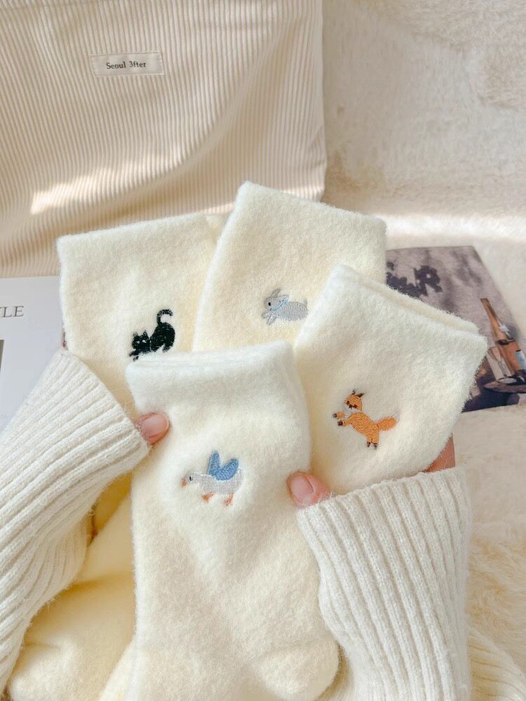 澳绒白色袜子女秋冬加厚保暖可爱猫咪居家月子袜ins潮中筒堆堆袜