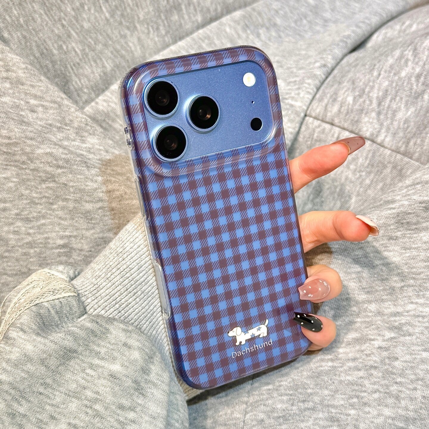 韩系ins极简风蓝棕格子纹腊肠狗适用于iphone18promax苹果17手机壳15新款16pro女17pm双层硅胶创意防摔保护套