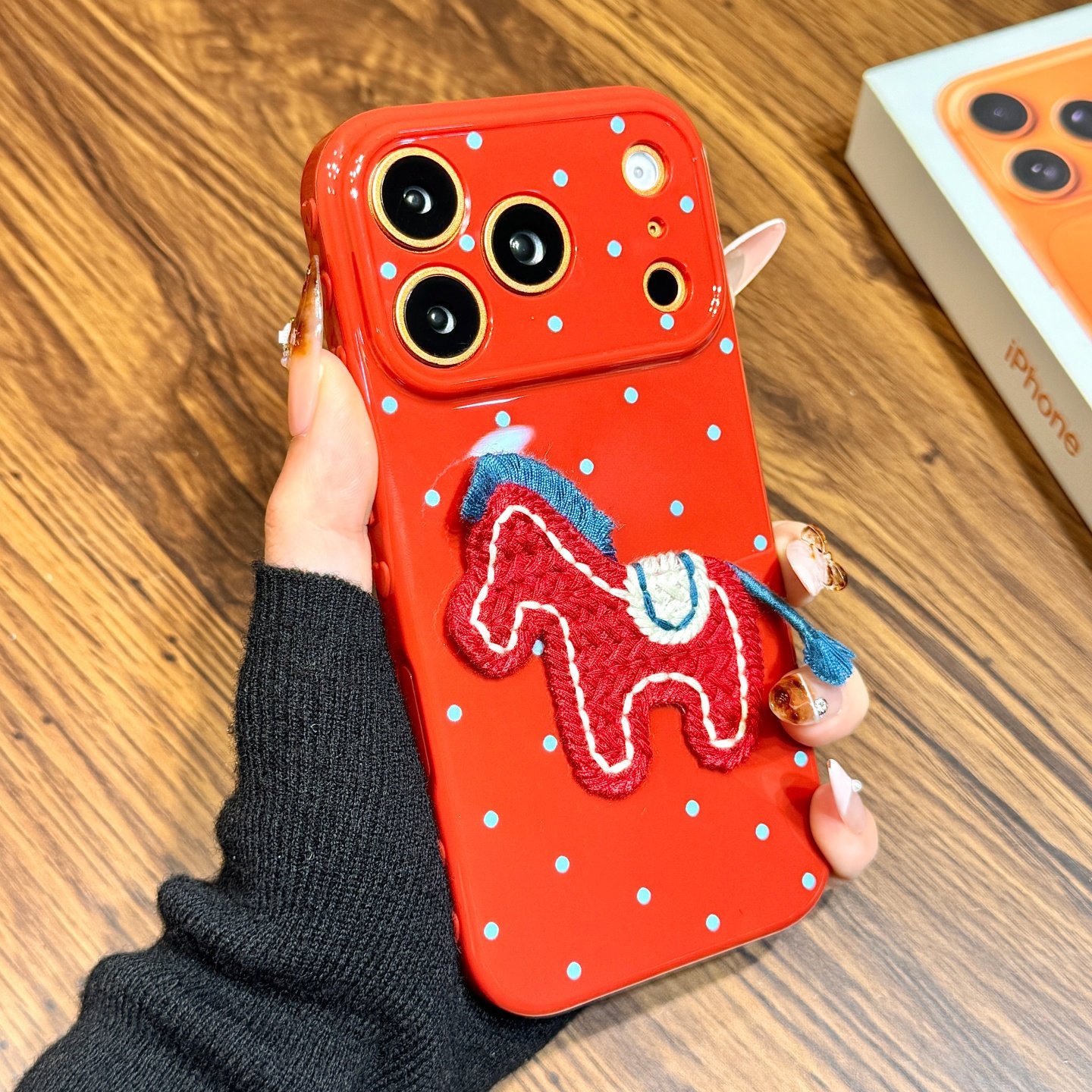 新年喜庆红底满屏波点立体针织刺绣小马适用于iphone17promax苹果14手机壳15新款16pro女13硅胶17pm防摔软壳,3C数码配件,手机保护套/壳,淘宝优惠券,粉丝福利购,淘宝优惠卷