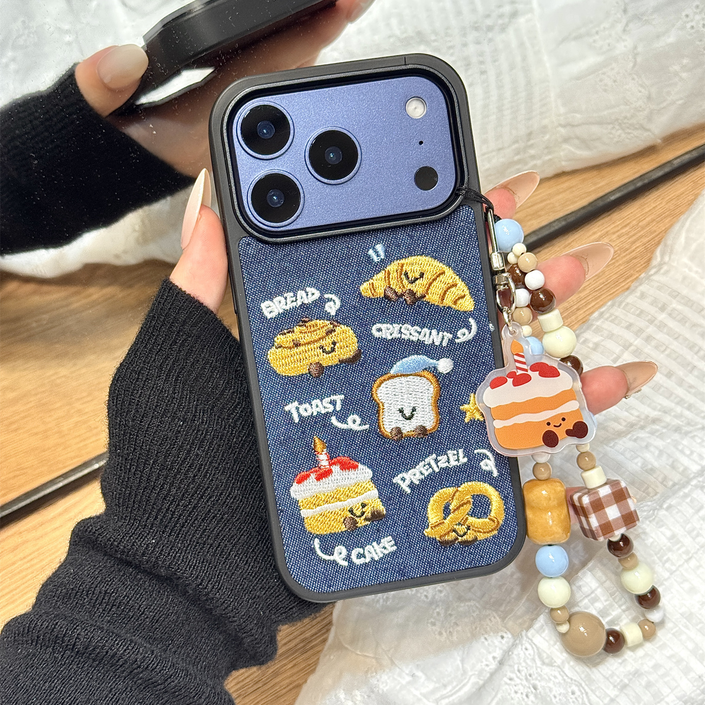 蓝色牛仔布刺绣jellycat蛋糕面包链条适用于iphone17promax苹果14手机壳15新款16pro女13秋冬17pm硅胶防摔套
