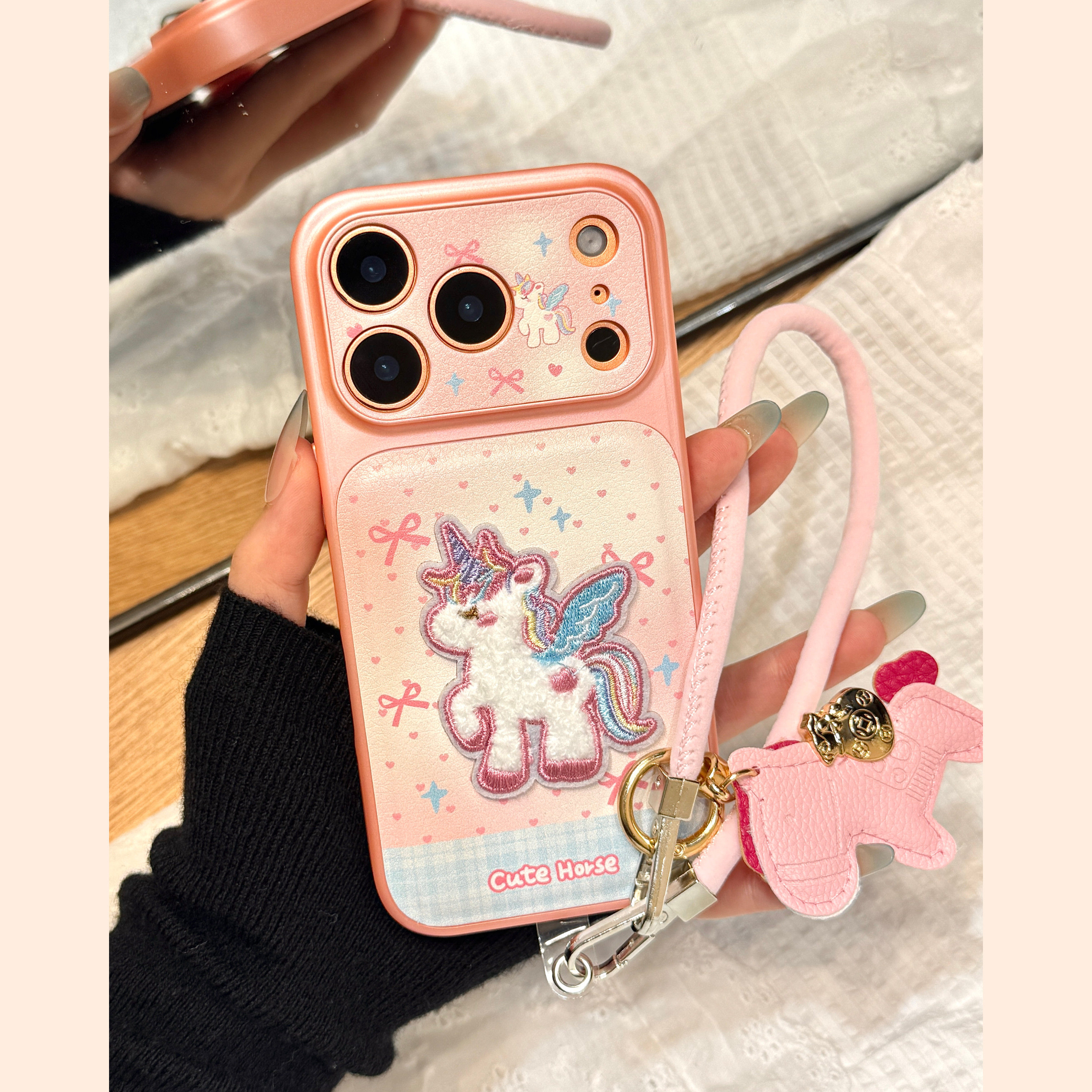 粉晕染油画爱心蝴蝶结毛毡刺绣天使小马手拎皮绳适用于iphone1