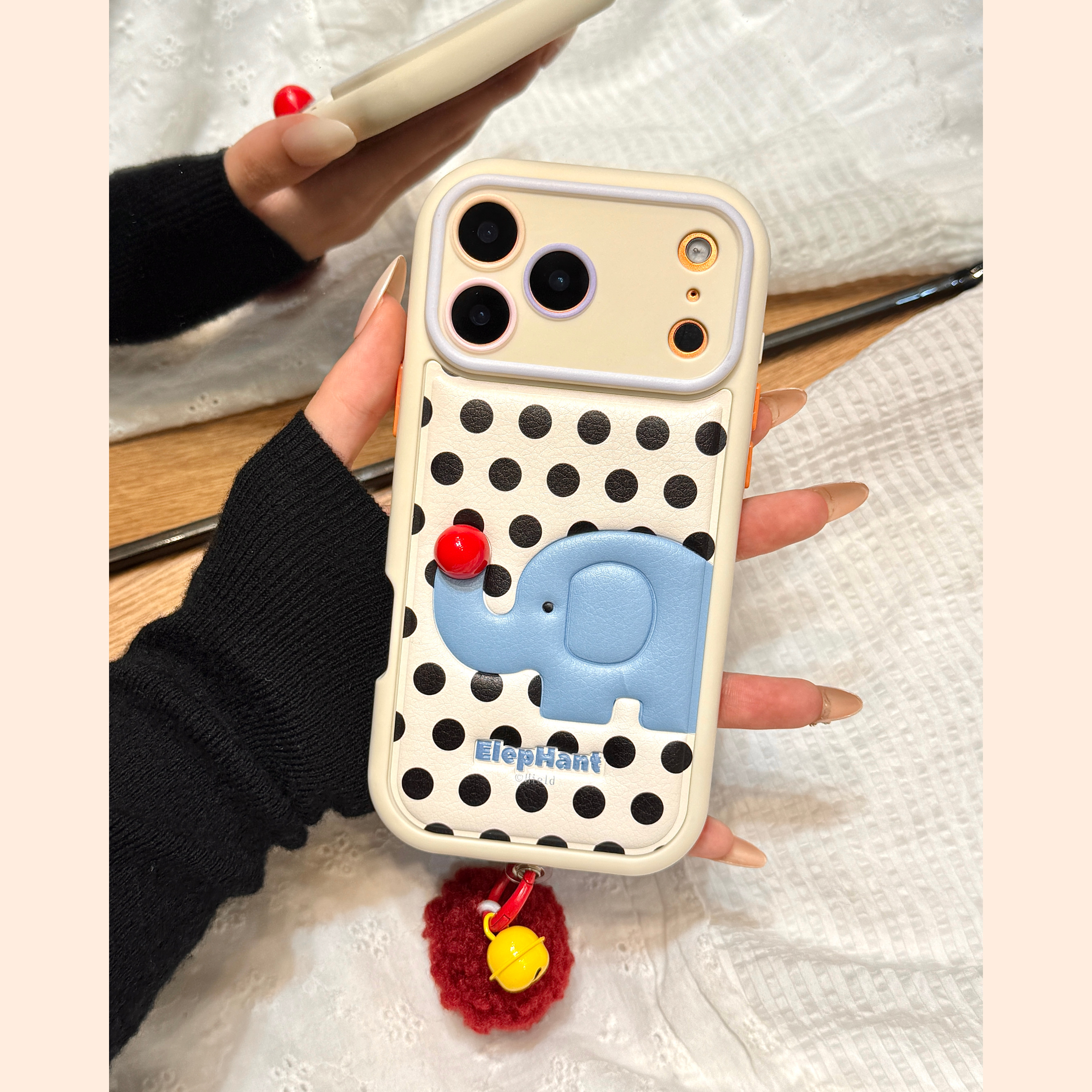 简约黑色波点皮质印压大象立体红鼻子毛球挂件适用于iphone17promax苹果14手机壳15新款16pro女13防摔套17pm