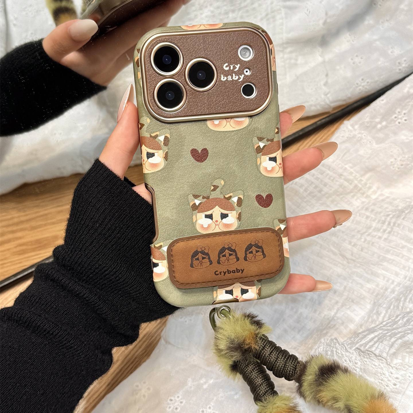 豹纹哭泣女孩折叠支架毛绒挂绳适用于iphone17promax苹果14手机壳15新款16pro女13秋冬17pm皮纹大视窗防摔套