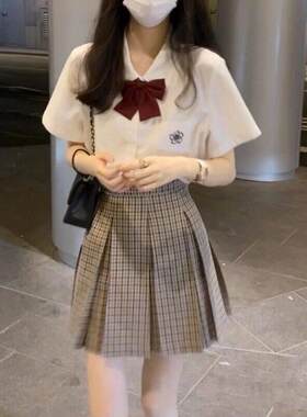 学院风格的小女孩穿白色衬衫格纹百褶裙Jk制服两件套女士夏天