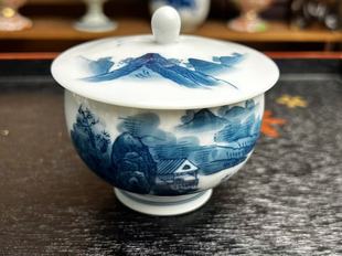 日瓷名家畑萬作手绘青花山水盖杯。