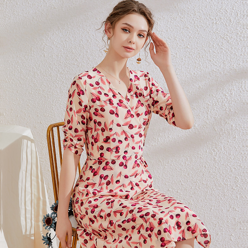 鹿歌2020夏季新款法式复古v领a字裙修身收腰五分袖樱桃印花连衣裙