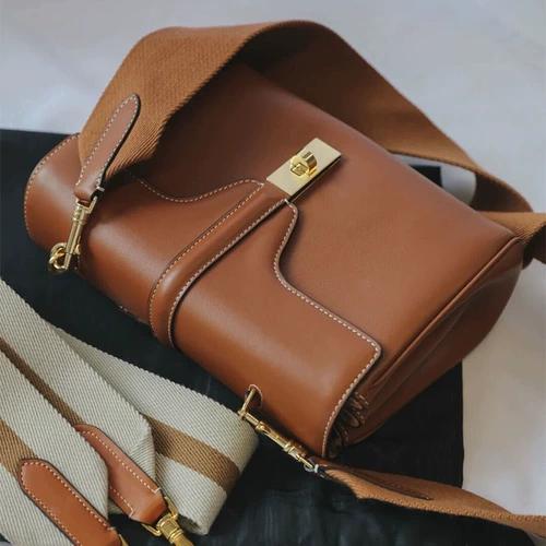 Сумка через плечо, бретели, вместительный и большой замок, из натуральной кожи, коллекция 2022