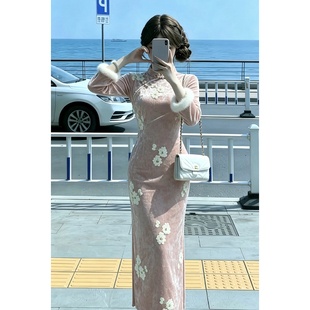 粉色旗袍2026新款女秋冬季长袖新中式改良连衣裙日常可穿丝绒绣花