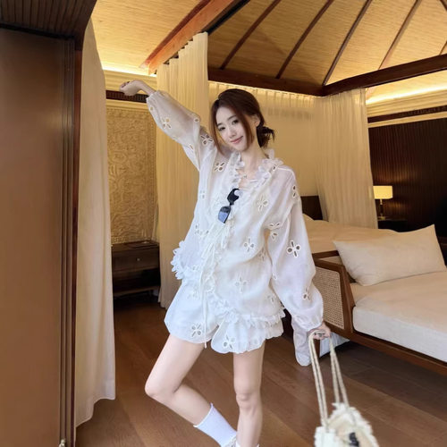 2026年夏款甜美V领花边镂空花朵宽松衬衫+高腰短裤气质大码套装