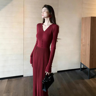 红色V领针织连衣裙女秋冬新年战袍圣诞穿搭赫本风气质收腰百褶裙