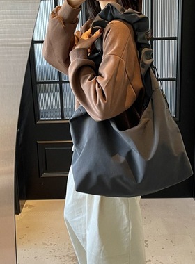 载迟2025春上新 韩版休闲尼龙单肩大包 简约无性别通勤大容量挎包