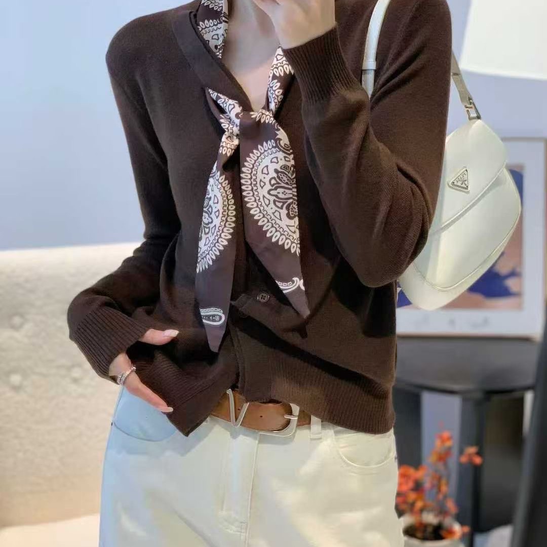 今年流行羊毛V领飘带丝巾针织衫