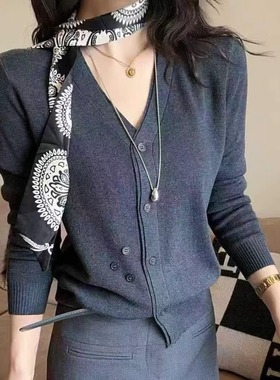 送丝巾设计感斜扣针织开衫女2025秋冬新款超好看气质收腰显瘦毛衣