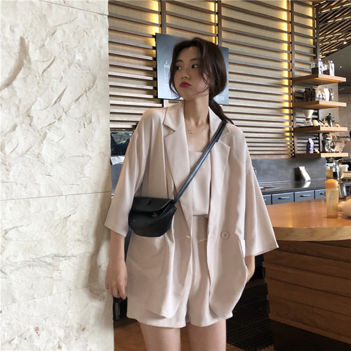 Autumn 2018 new loose suit jacket, sling jacket and wide-legged shorts three-piece suit