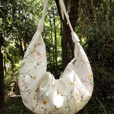 韩系小清新刺绣月牙包2025新款大容量单肩斜挎包慵懒感通勤托特包