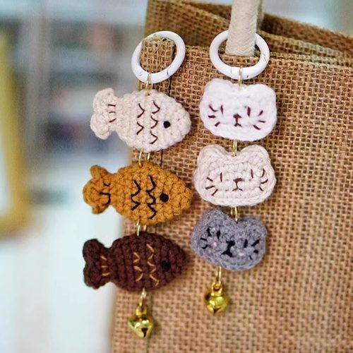 毛线钩针猫猫鱼包挂手工编织