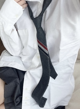 万物二奢 99新 THOM BROWNE 深灰色红白蓝三织带窄款领带5514