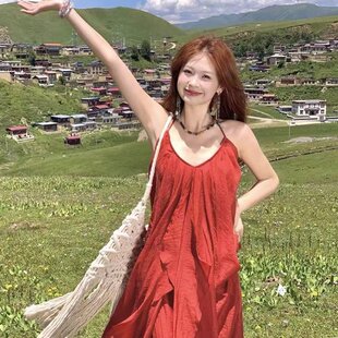 西北旅游红色连衣裙上镜显白氛围感裙子V领吊带不规则长裙