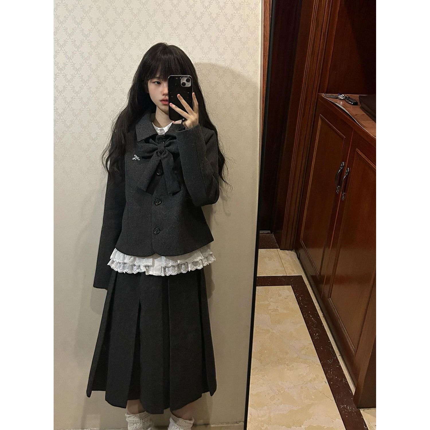 赫礼颂 格雷系蝴蝶结翻领外套+灰色百褶裙+白色花边衬衫三件套女