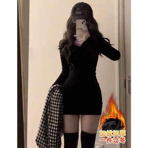 加绒加厚包臀裙女秋冬2023新款黑色连衣裙小妈冬季黑丝搭配的裙子