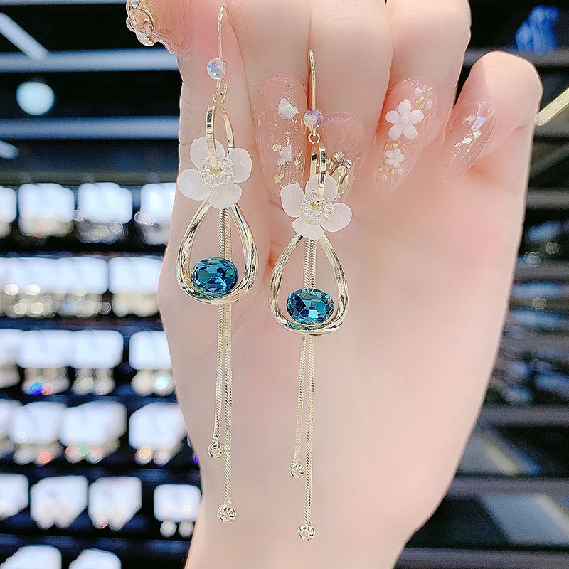 2021新款白色花朵蓝水晶耳勾夏季流行高级感显脸瘦长款流苏耳环潮