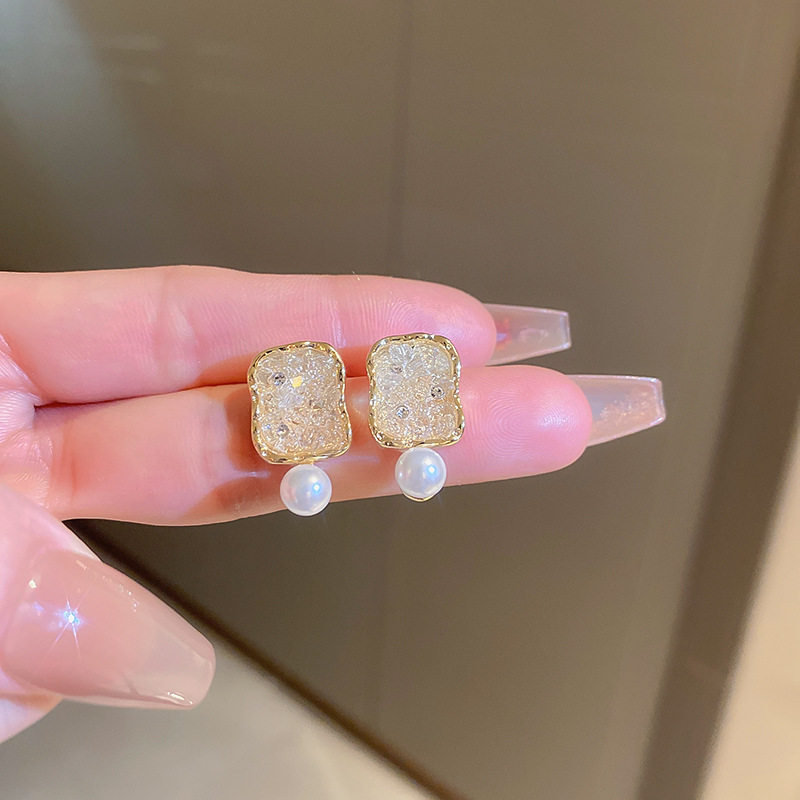 气质耳钉轻奢小众设计吊珠耳饰品