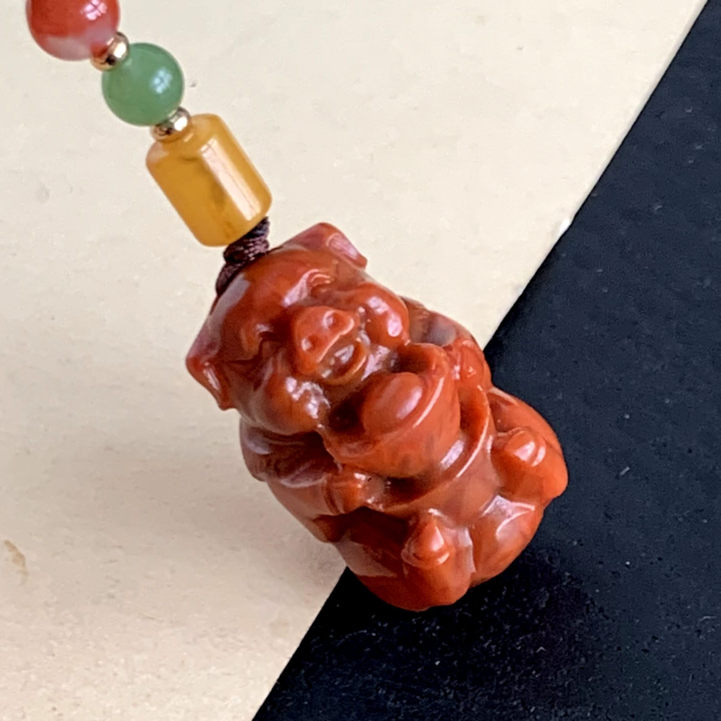 天然南红玛瑙雕刻生肖猪吊坠